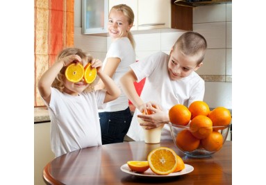 Familia tomando zumo de naranja